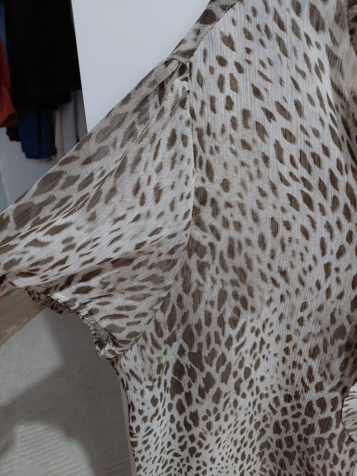 Düğmeli Leopar Desenli V Yaka Kadın Bluz - Görsel 3