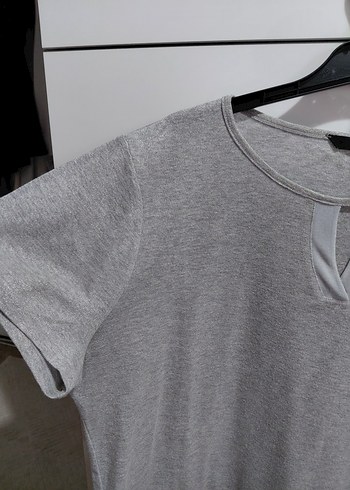 Gri V Yaka Mini Kadın Tişört - Görsel 3