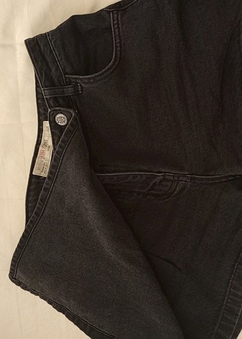 Siyah Düğmeli Kot Şort - Görsel 5