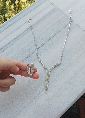 Kolye küpe seti rengi gümüştür