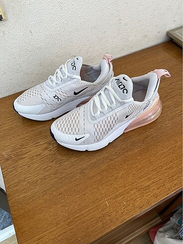 NIKE AIR 270