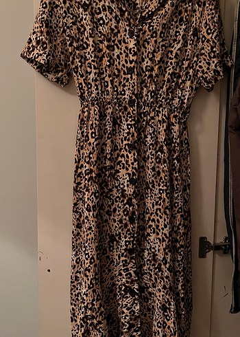 Düğmeli V Yaka Leopar Desenli Midi Elbise - Görsel 2