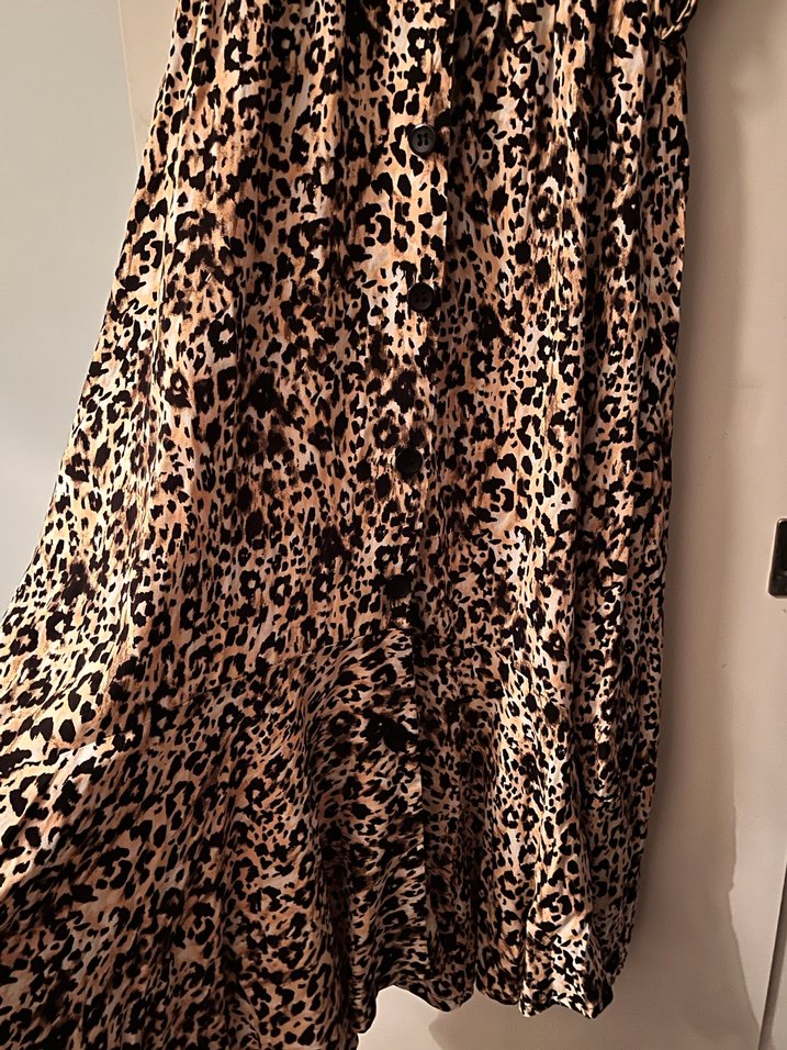 Düğmeli V Yaka Leopar Desenli Midi Elbise - Görsel 3