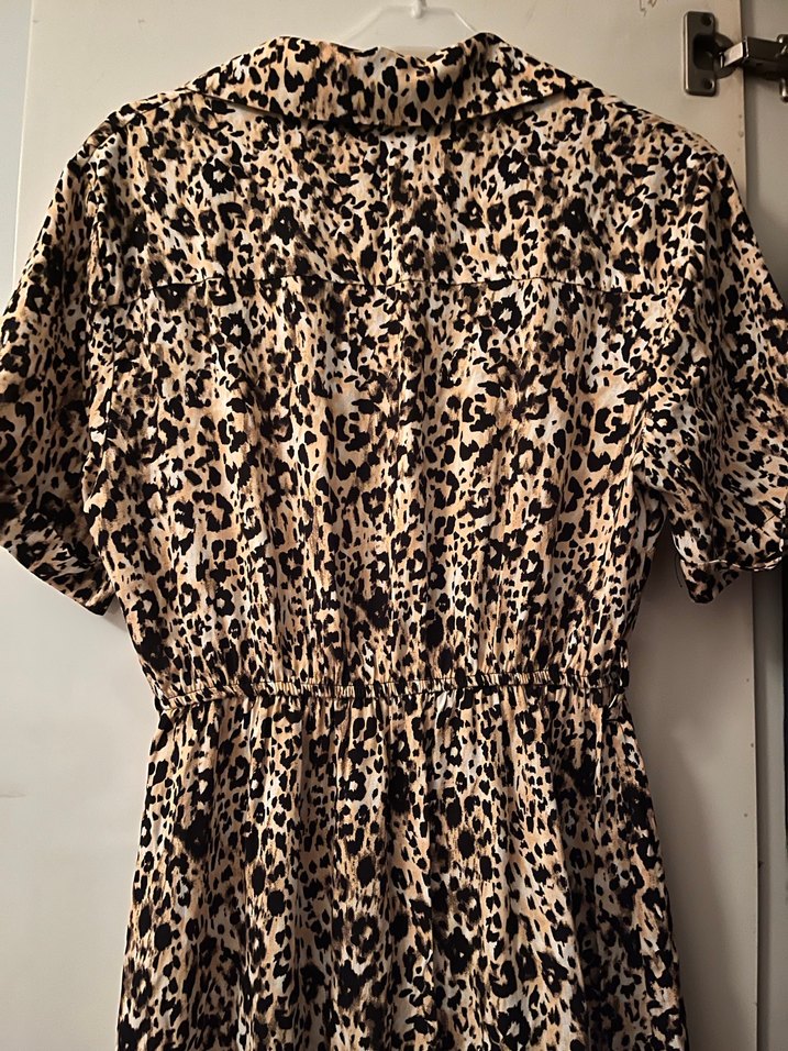 Düğmeli V Yaka Leopar Desenli Midi Elbise - Görsel 4