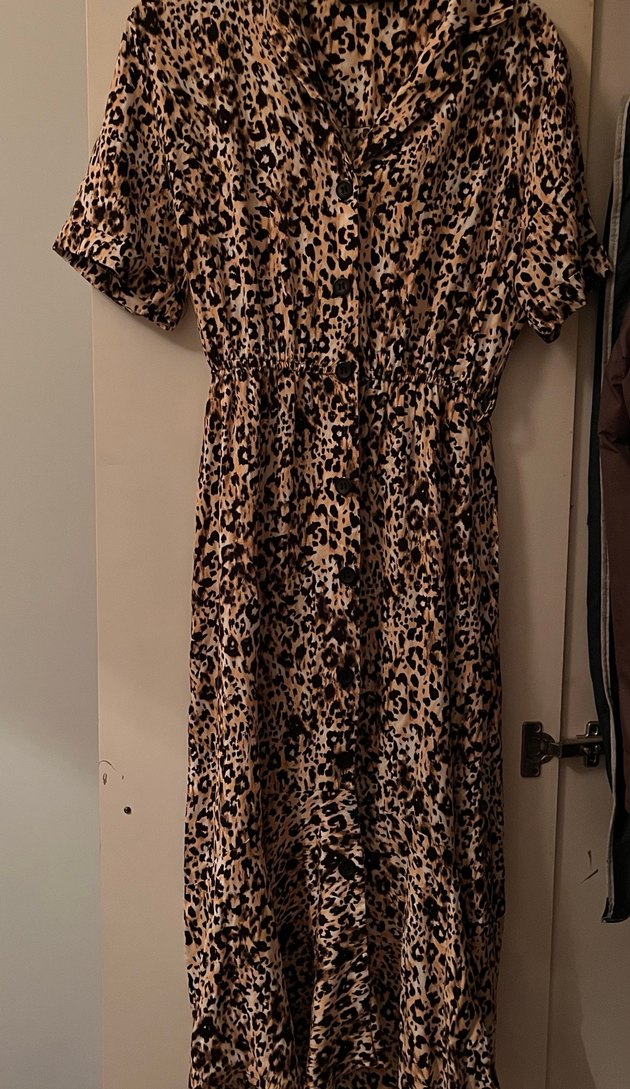 Düğmeli V Yaka Leopar Desenli Midi Elbise - Görsel 2