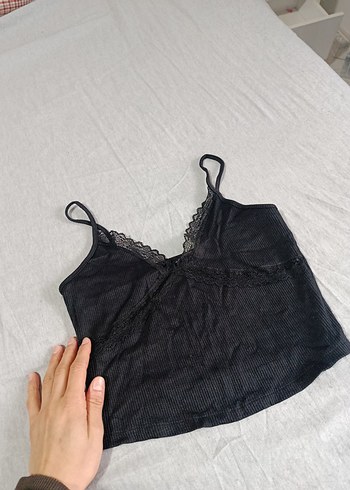 Diğer Siklik Ve Rahatlik Siyah Dantel Detayli İnce Askili Bluz