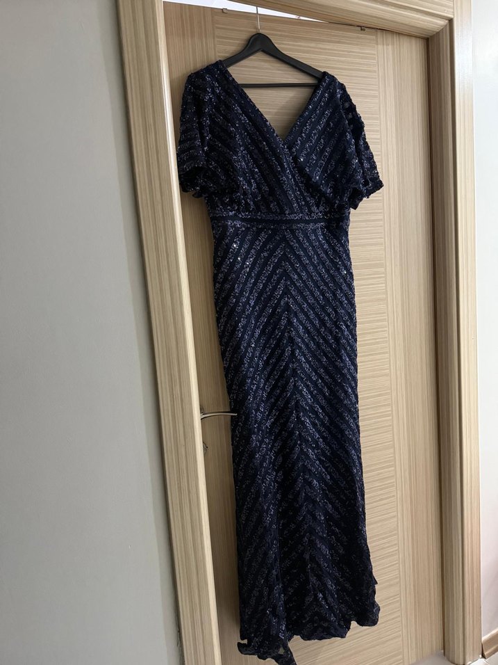 Lacivert İşlemeli V Yaka Uzun Abiye - Görsel 3