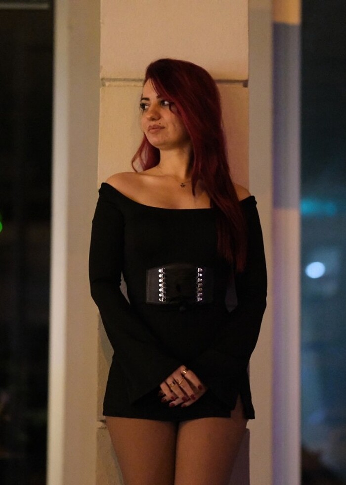 SİYAH YIRTMAÇLI ELBİSE - Görsel 2