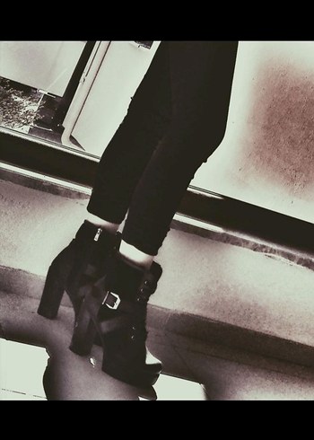 Siyah Deri Gotik Tokalı Topuklu Bot - Görsel 2