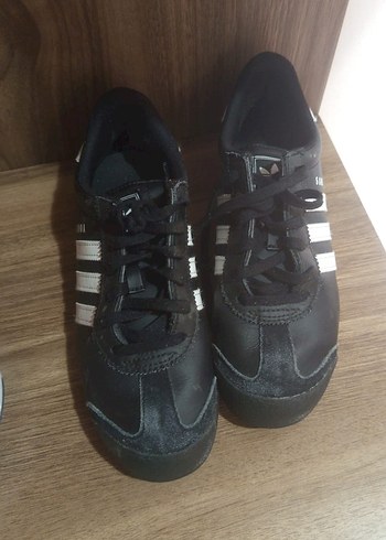 Adidas Siyah Şeritli Bağcıklı Kadın Spor Ayakkabı
