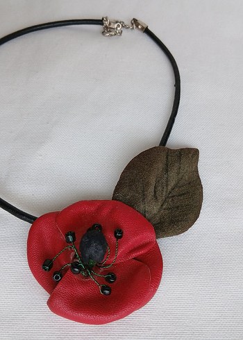 Deri Kırmızı Mini Gotik Kolye - Görsel 3