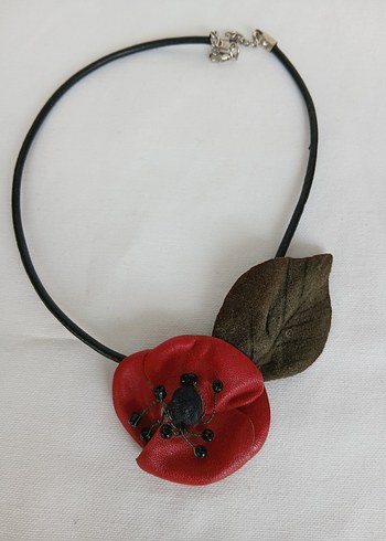 Deri Kırmızı Mini Gotik Kolye - Görsel 2