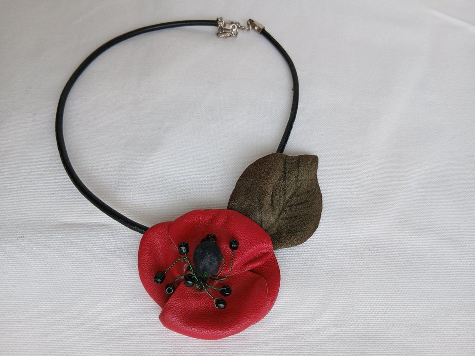 Deri Kırmızı Mini Gotik Kolye - Görsel 3