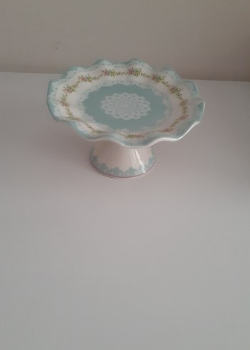 English Home Pastel Beyaz Dalgalı Kenarlı kek standı.