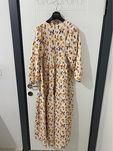 Şoft çiçekli elbise Eminoş butik ürünüdür