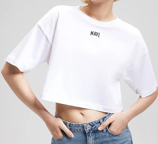 Mavi logolu beyaz crop tişört