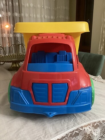 Büyük damperli kamyon
