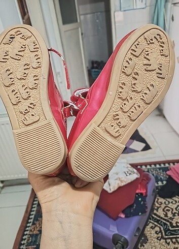 29 Beden Kız çocuk ayakabısı rengı kırmızı