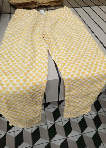 Sarı Kalp Desenli Düğmeli Hamile Midi Şort - Görsel 3