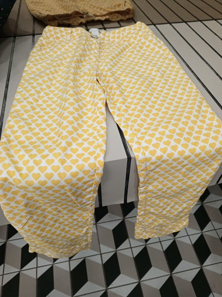 Sarı Kalp Desenli Düğmeli Hamile Midi Şort - Görsel 4