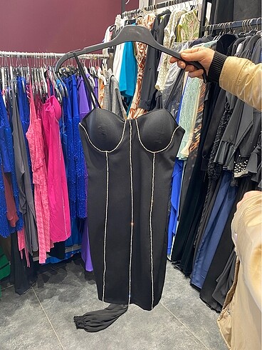 Siyah taş detaylı elbise