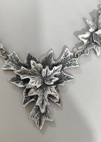 Gri Çiçek Desenli Bohem Zincir Kolye - Görsel 2