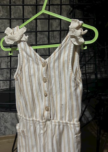 Kızlar için keten düğmeli askılı tulum - Görsel 2