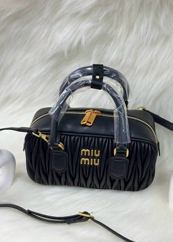 Miu Miu Siyah Deri Pilili Kadın Çanta