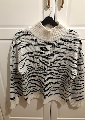 Boğazlı Yaka Zebra Desenli Triko Kazak