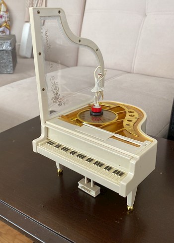 Fisher Price Beyaz Piyano Müzik Kutusu ve Bale Figürü