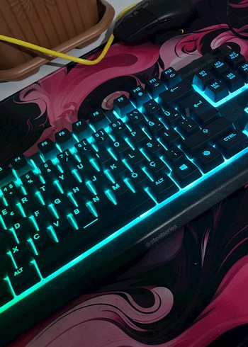 Logitech Çok Renkli Işıklı Karanlık Klavye