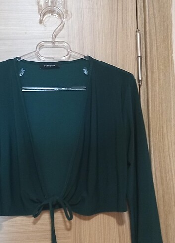 Yeşil dekolteli arkadan bağlamalı bluz 