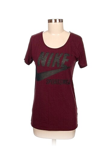 Nike T-shirt %70 İndirimli.