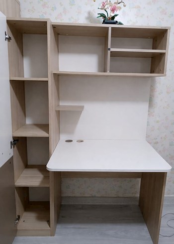 Beyaz ve pastel renkli raflı çalışma masası - Görsel 2