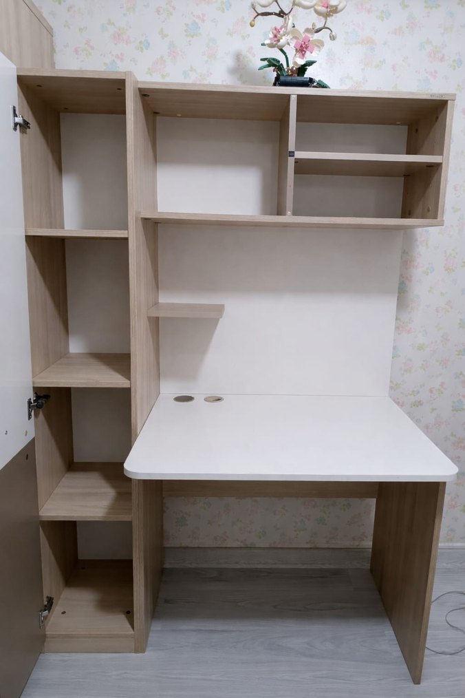 Beyaz ve pastel renkli raflı çalışma masası - Görsel 2