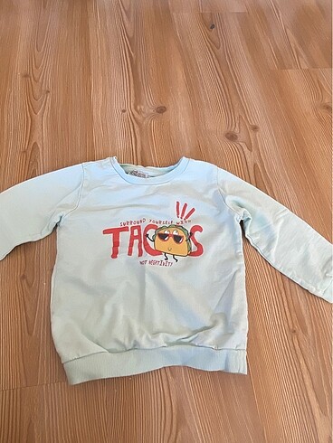 Erkek çocuk sweat görselde defosu gösterilmiştir