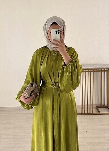 Yeşil saten elbise 