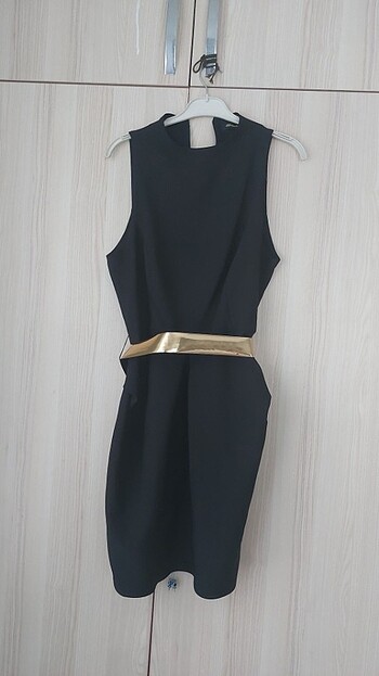 Sıfır kol gold kemerli siyah elbise 