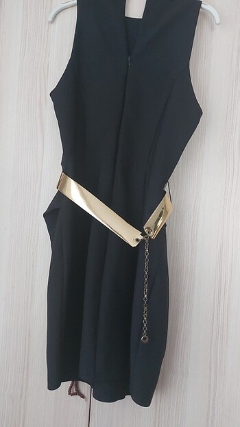 42 Beden siyah Renk Sıfır kol gold kemerli siyah elbise 