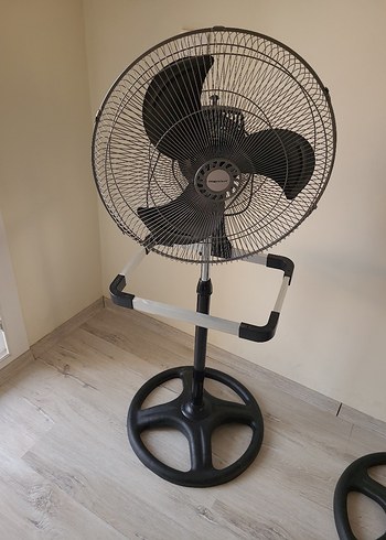 Beden Renk Gri Ayaklı Vantilatör