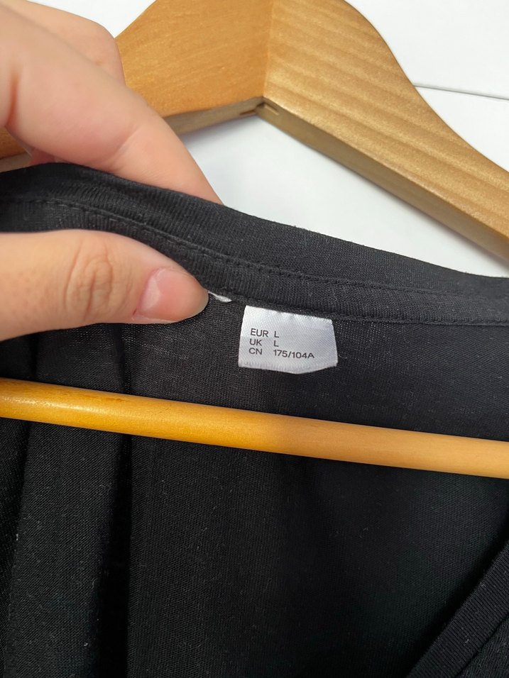 Siyah V Yaka Keten Tişört - Görsel 2