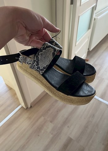 Yılan Desenli Siyah Dolgu Topuklu Sandalet - Görsel 3