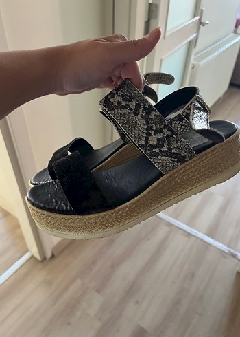 Yılan Desenli Siyah Dolgu Topuklu Sandalet - Görsel 4