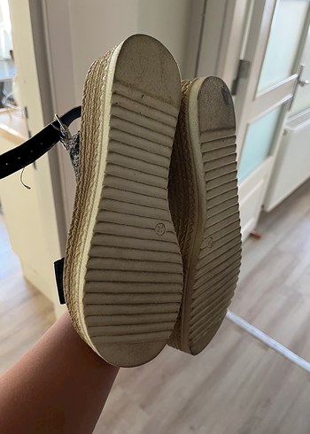 Yılan Desenli Siyah Dolgu Topuklu Sandalet - Görsel 5