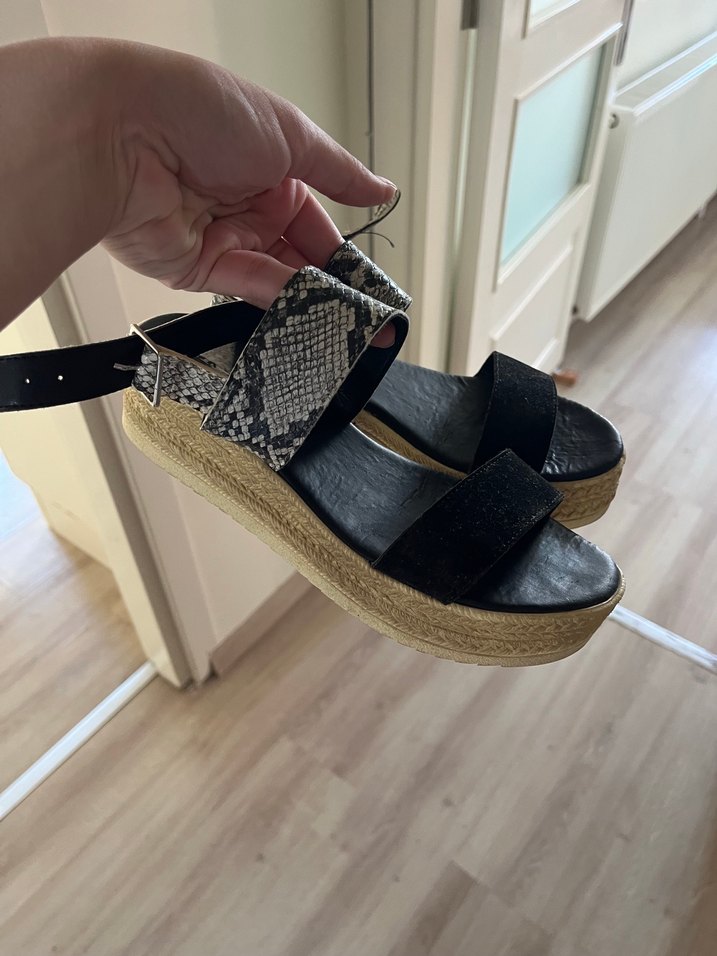 Yılan Desenli Siyah Dolgu Topuklu Sandalet - Görsel 3