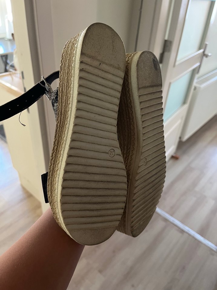 Yılan Desenli Siyah Dolgu Topuklu Sandalet - Görsel 5