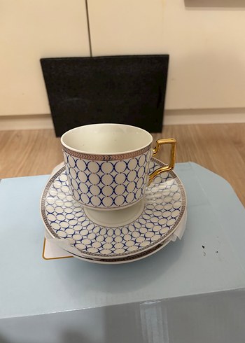 Altın Saplı Beyaz Porselen Fincan ve Tabak Takımı