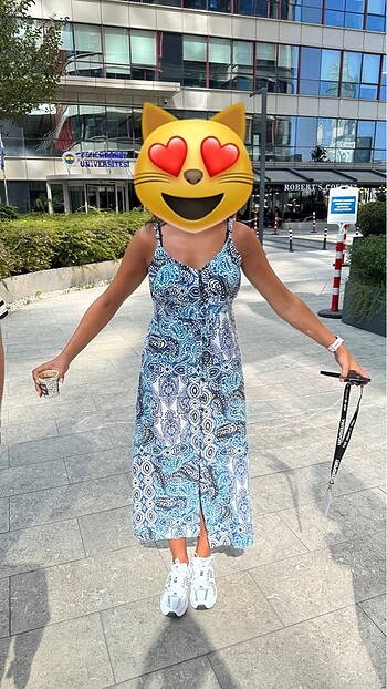 Mavi desenli düğmeli elbise elbise