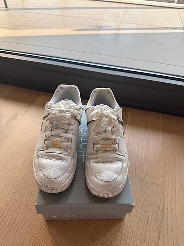 38 Beden beyaz Renk Lacoste marka 38 numara sneaker