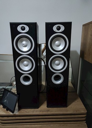Siyah Ayaklı Müzik Sistemi Hoparlörleri